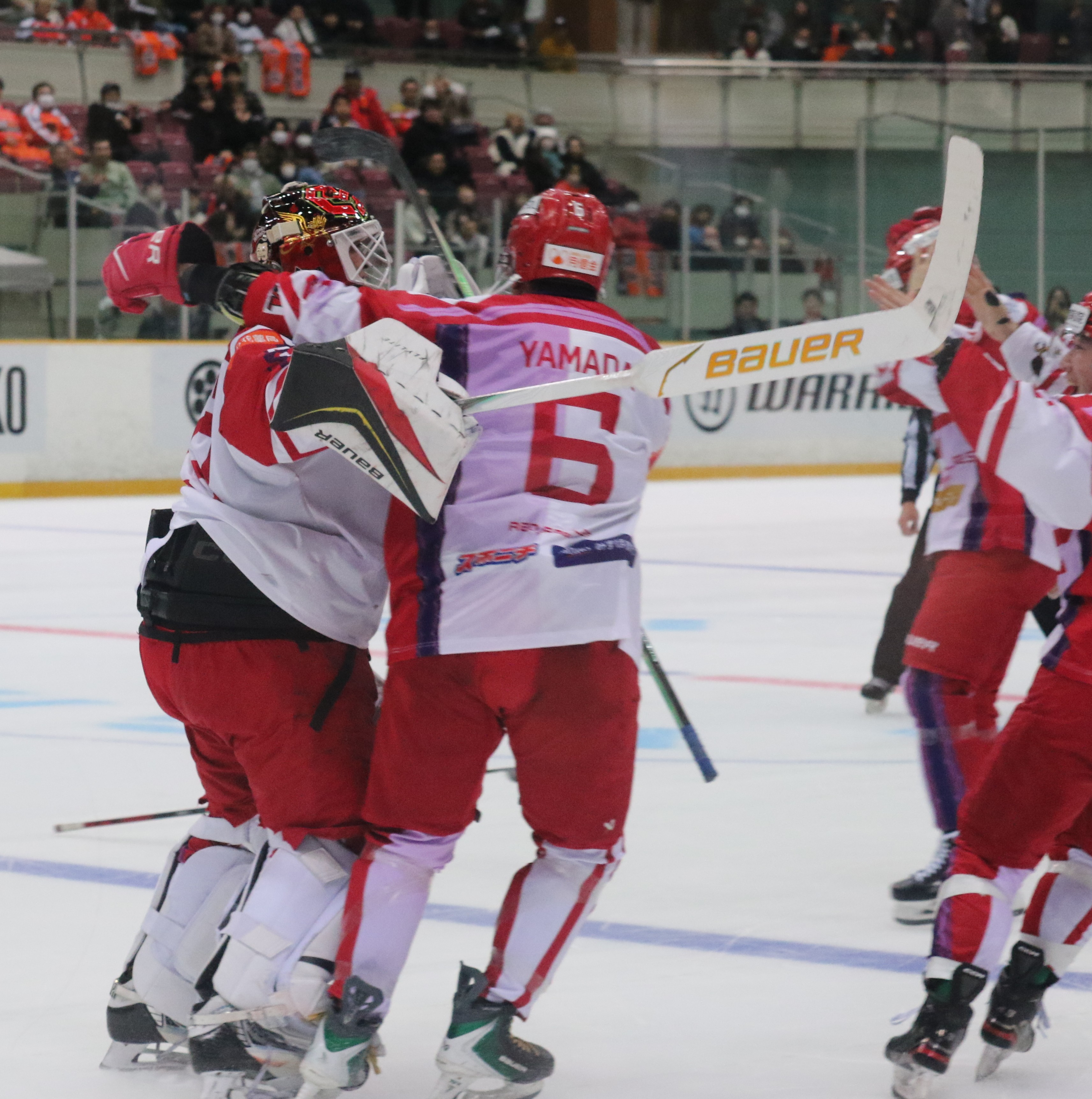 優勝が決定すると、一目散にベンチに駆け寄った。優勝インタビュー中、成澤は涙を見せていたが、精神状態が「極限状態」だった裏返しでもあるのだろう（写真提供・レッドイーグルス北海道）