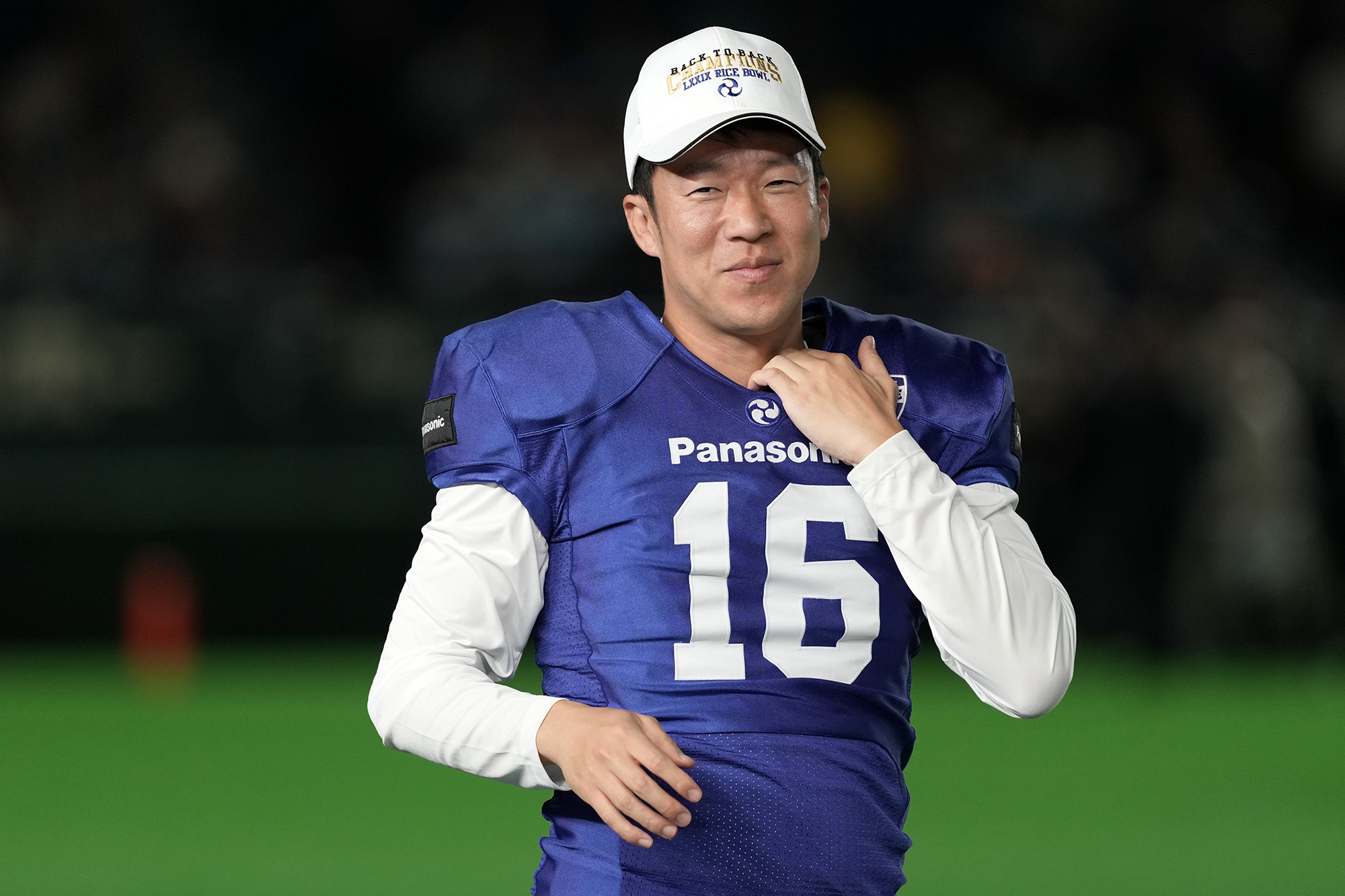  試合後チャンピオンキャップをかぶり笑顔を見せるパナソニックK佐伯眞太郎=撮影：北川直樹