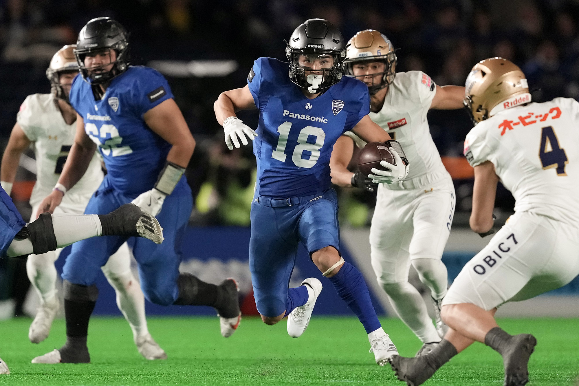 2本目のINTを決めて勝負を決定づけたパナソニックDBコックス。背後から猛烈に追いすがるオービックWR佐久間にタックルされてTDはならず=撮影：北川直樹