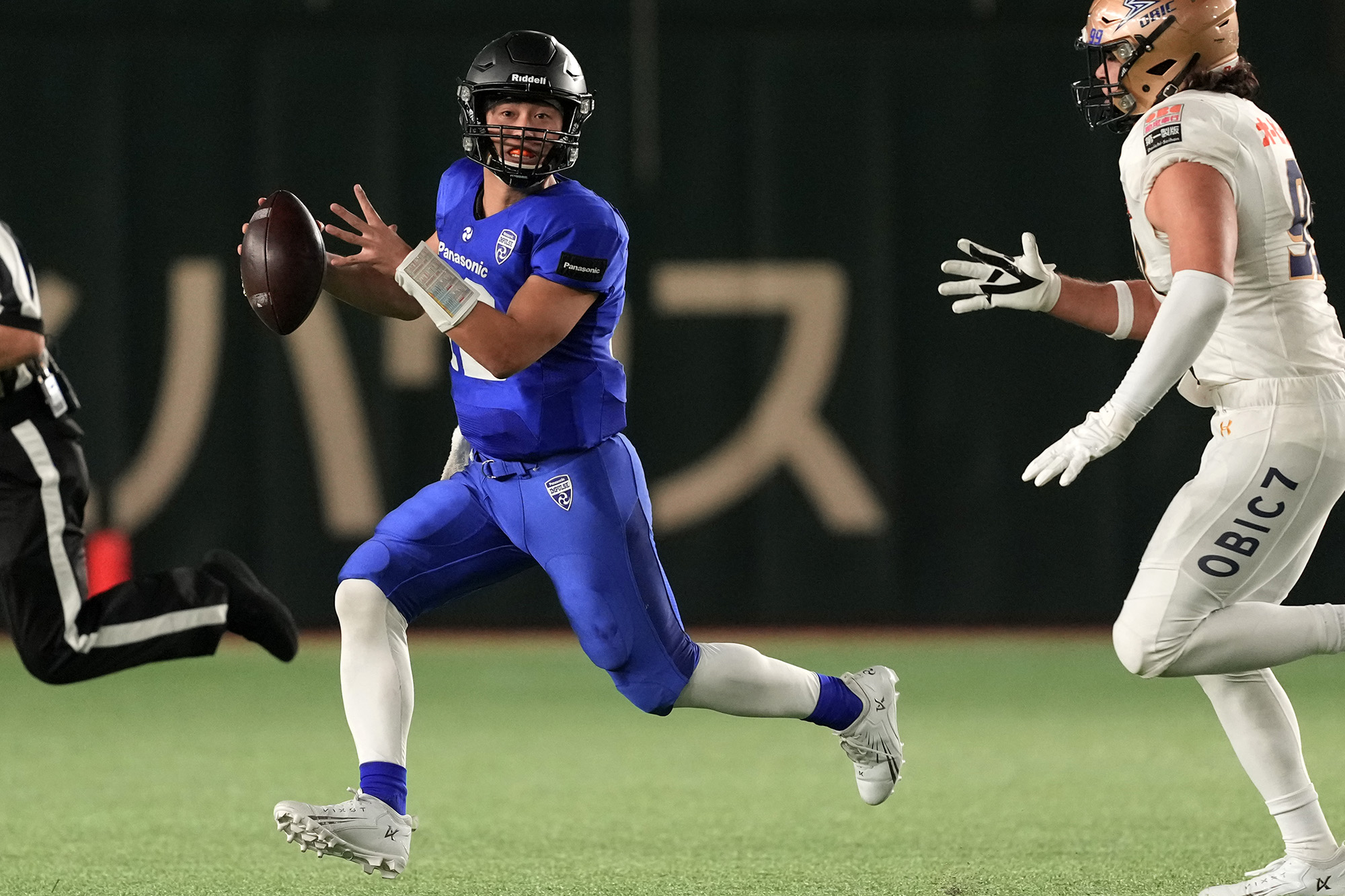 オービックDLトゥロター ショーン礼らがプレッシャーを掛けてパナソニックQB荒木を苦しめた=撮影：北川直樹