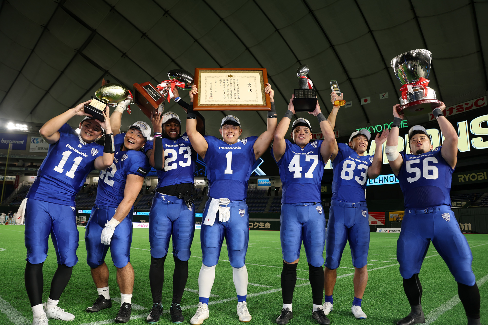 トロフィーを掲げるパナソニックの幹部ら=撮影：北川直樹