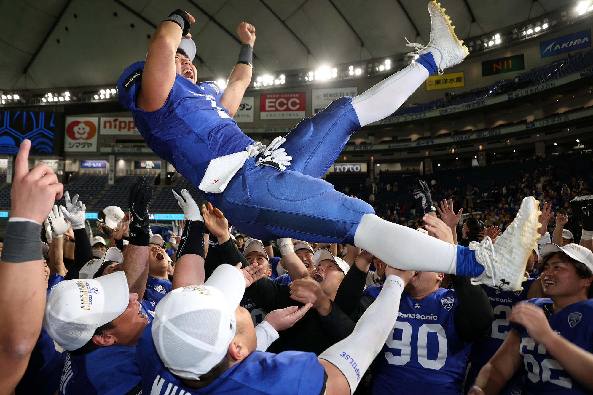 胴上げで舞うパナソニック主将・青根奨太=撮影：北川直樹