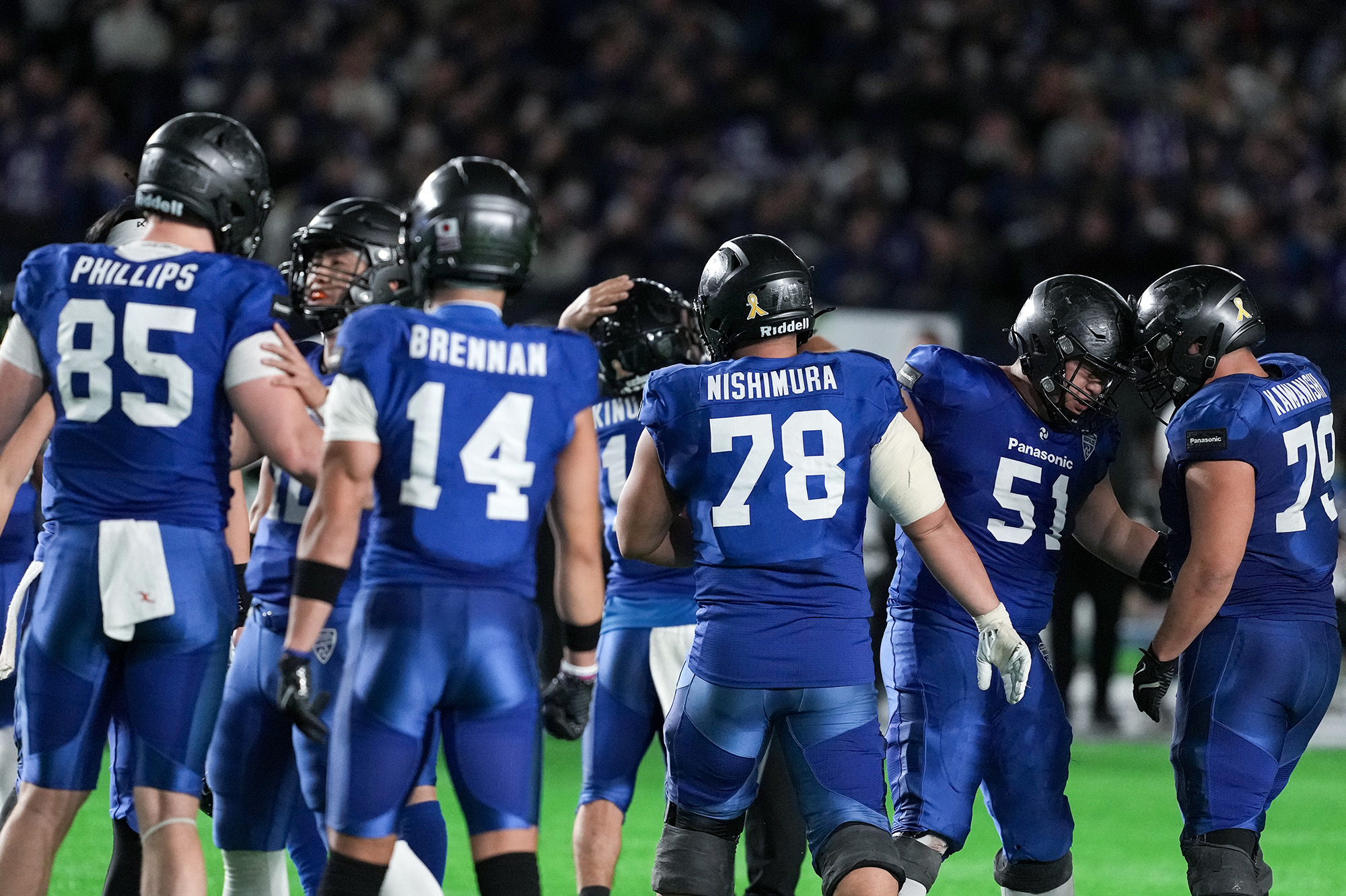 勝利を決めて喜ぶパナソニックの選手たち=撮影：北川直樹