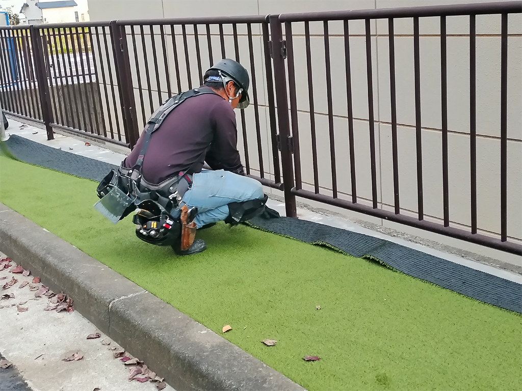 フェンスが刺さっている個所はすべて切り抜く