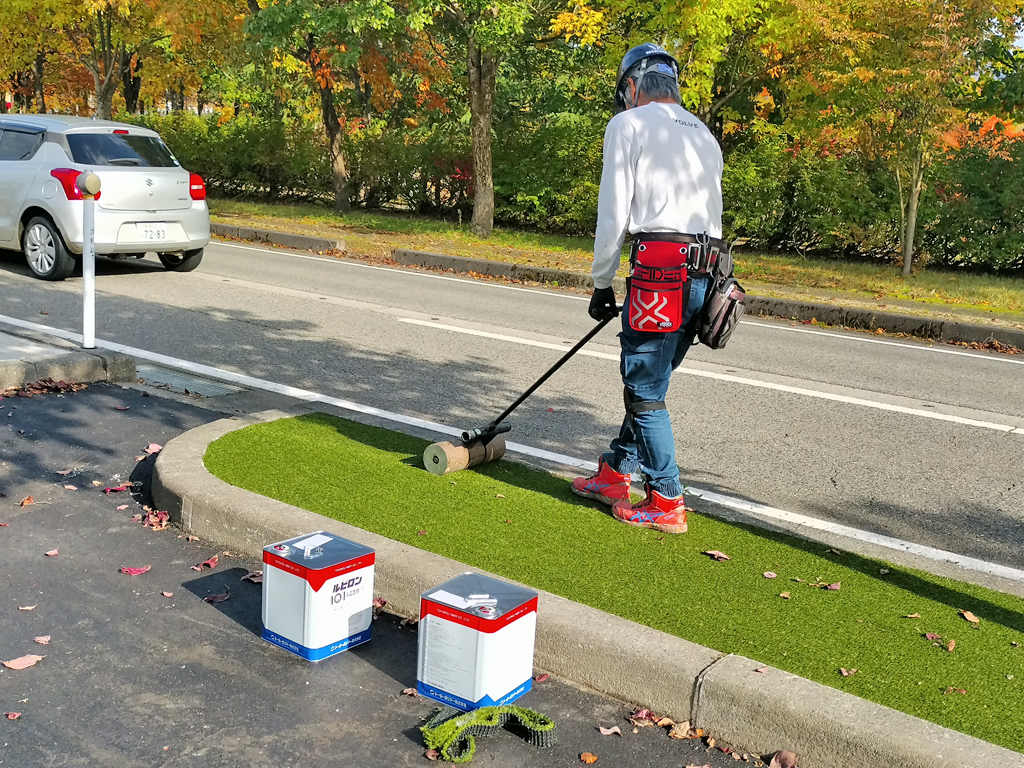 人工芝がしっかり貼り付くようにローラーで押し付ける