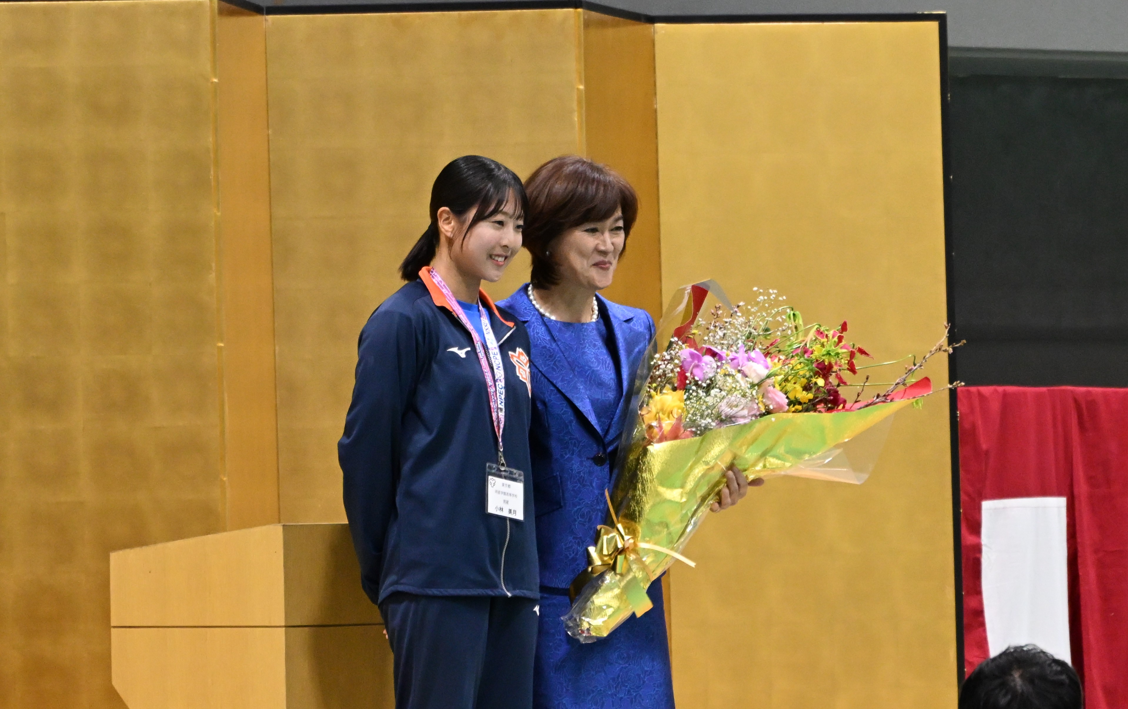 有森会長が登壇すると小林主将が花束を贈った（写真／常盤真葵）