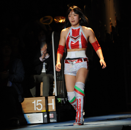 2011年4月、デビュー戦のリングに向かうＳａｒｅｅｅ