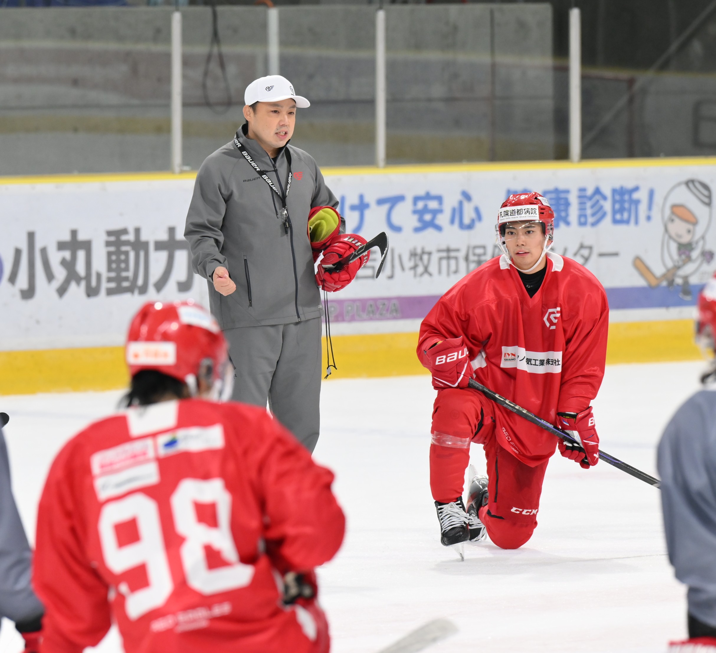 チームを率いた小川勝也（おがわ・かつや）監督も、14シーズン前の優勝を知るひとりだ。普段は童顔だが、ヒゲがあると年齢が見た目の「10歳増し」。監督として１年目でありながら、数々の修羅場をくぐり抜けてきた