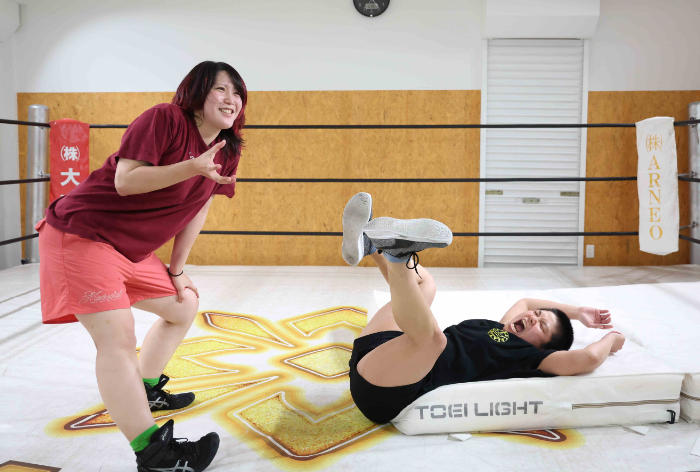 CHIAKIをラリアットでなぎ倒した詩美はお株を奪うおつかれ～ポーズ