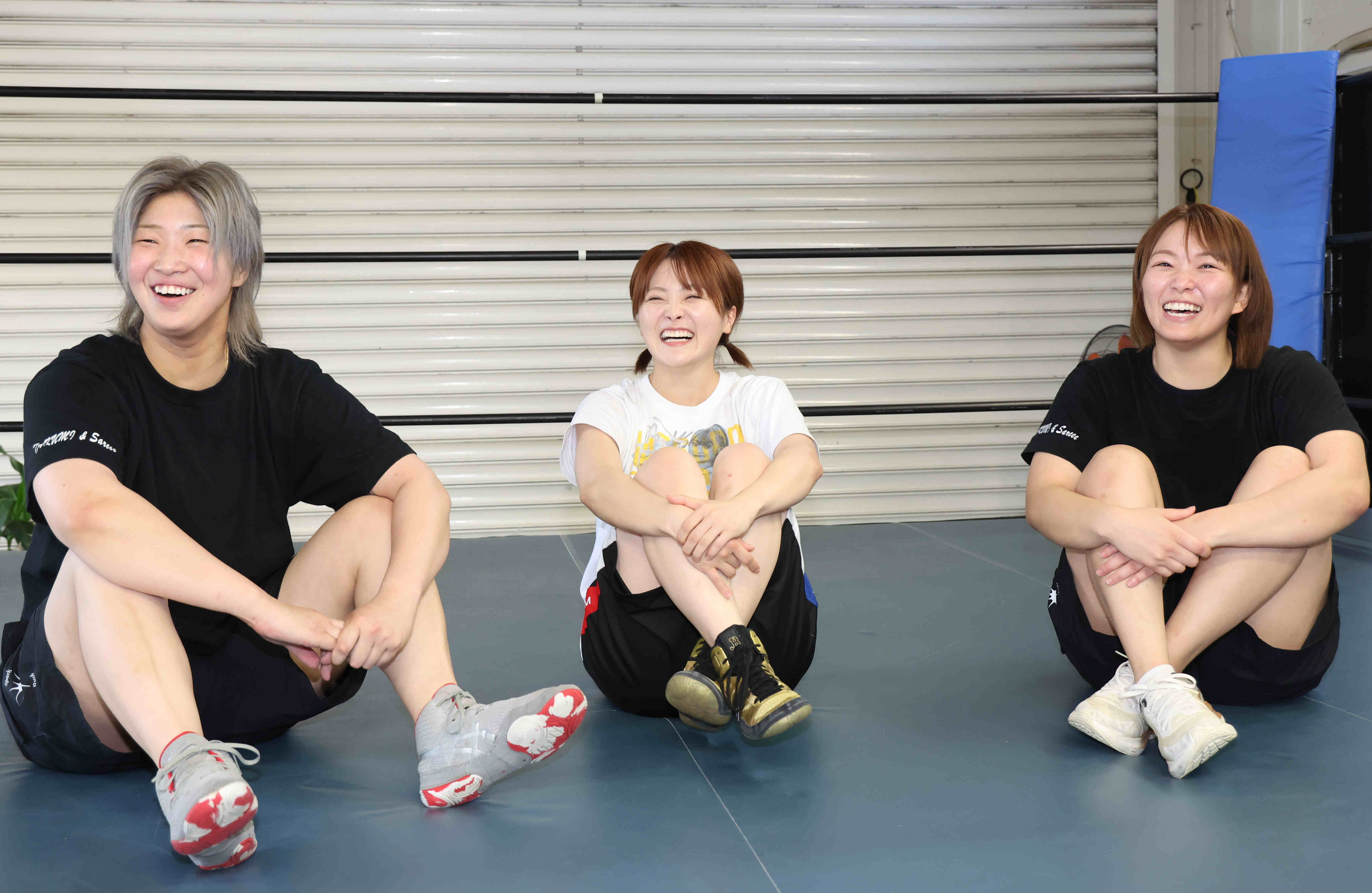 合同練習後に取材に応じた3人