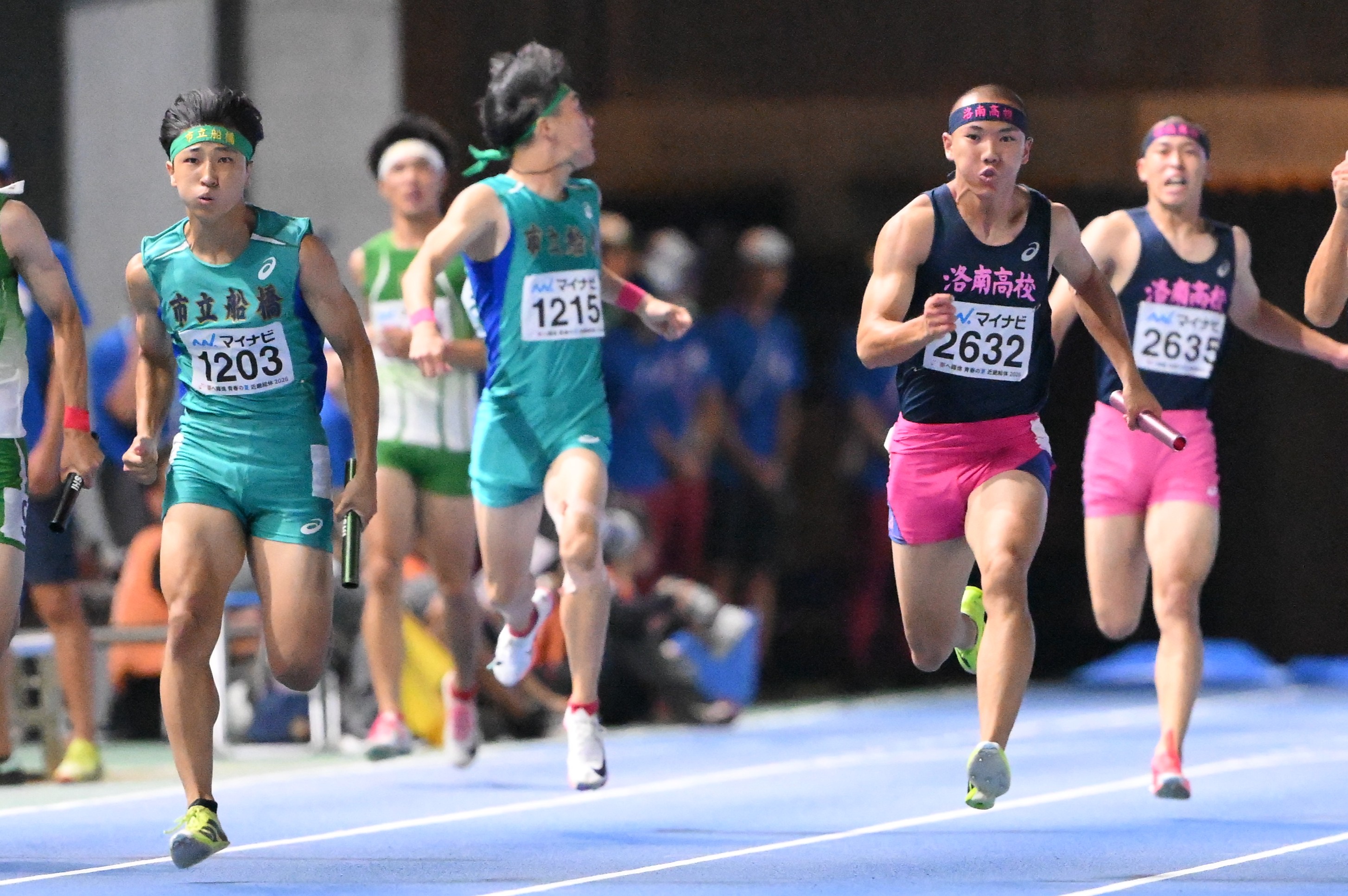 4走にバトンが渡り、勝負の行方はアンカーに託された(写真/黒崎雅久)