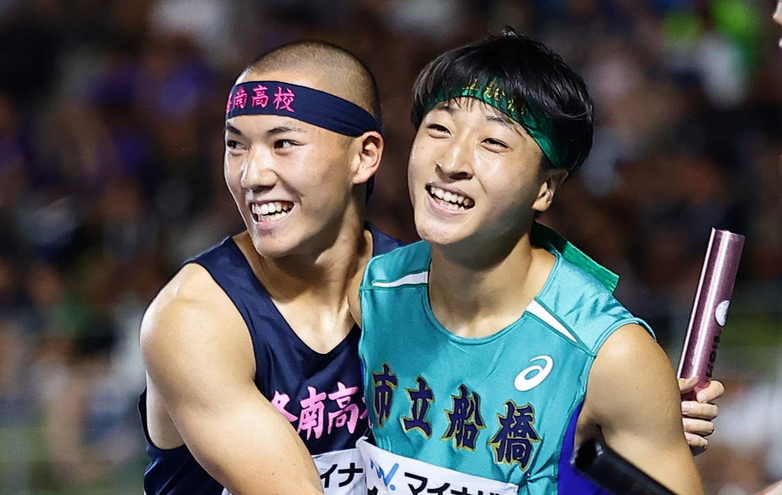 0秒12差で優勝は市船橋高。土井はレース後、中学時代からのライバルである片山と健闘をたたえあった(写真/宮原和也)