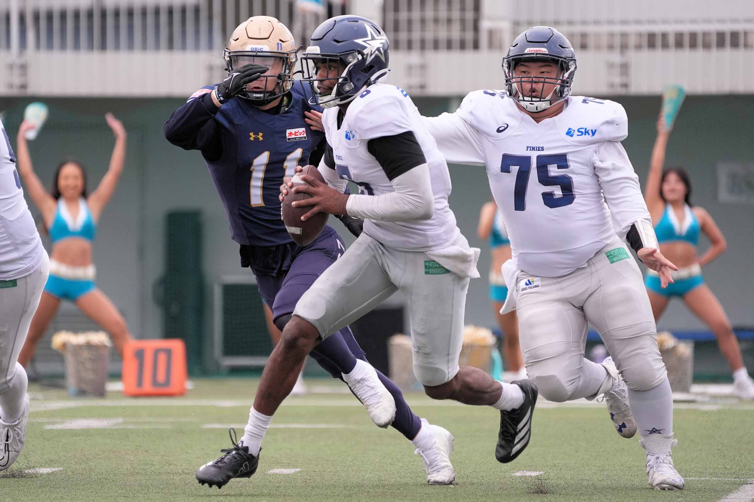 QBとしてはXリーグ屈指の身体能力で、強豪チームを苦しめたエレコム神戸QBピンデル=撮影:小座野容斉